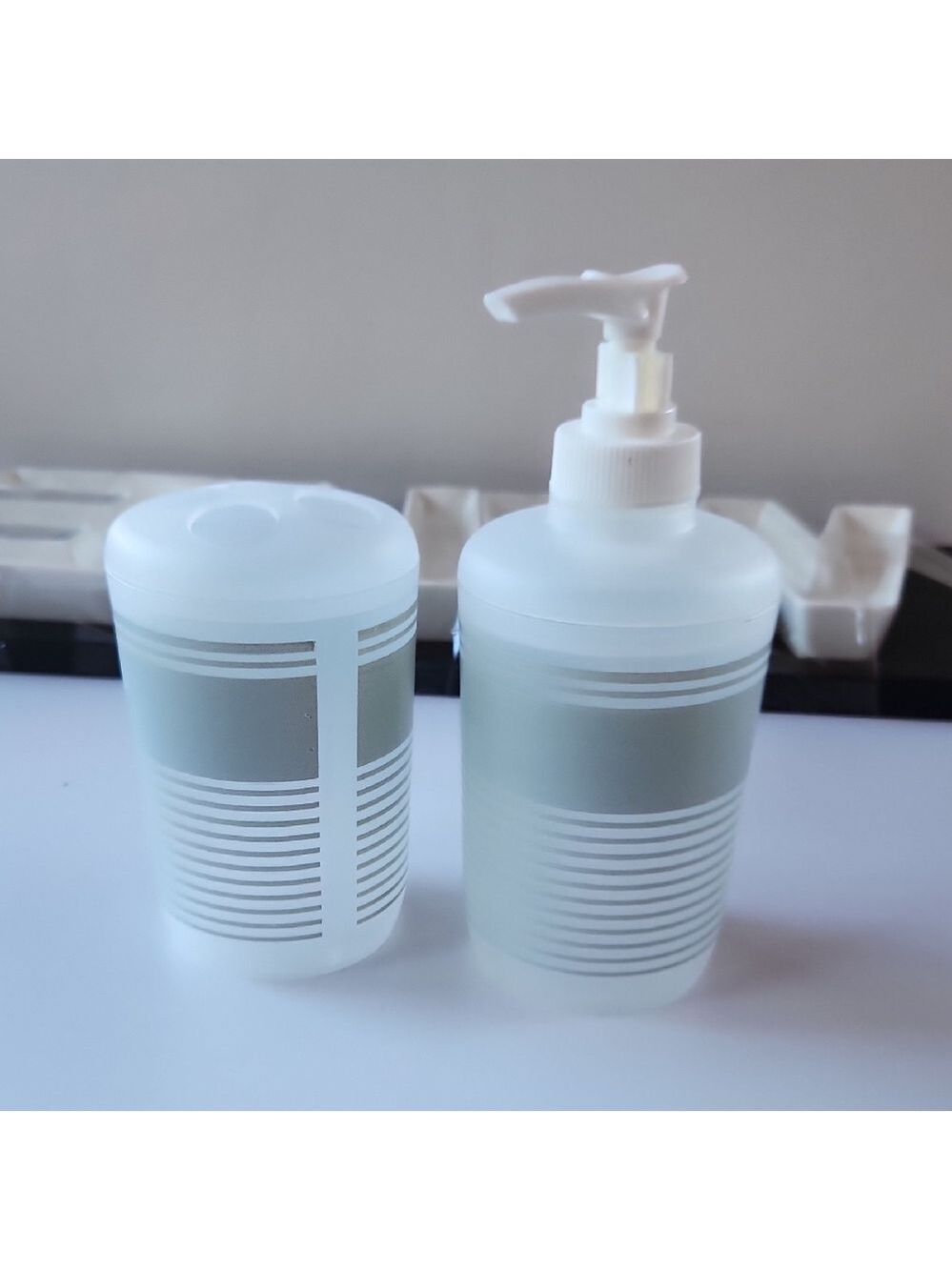 🎉5x $25🎉Frosted  Pump and Lid Dispenser Set‎